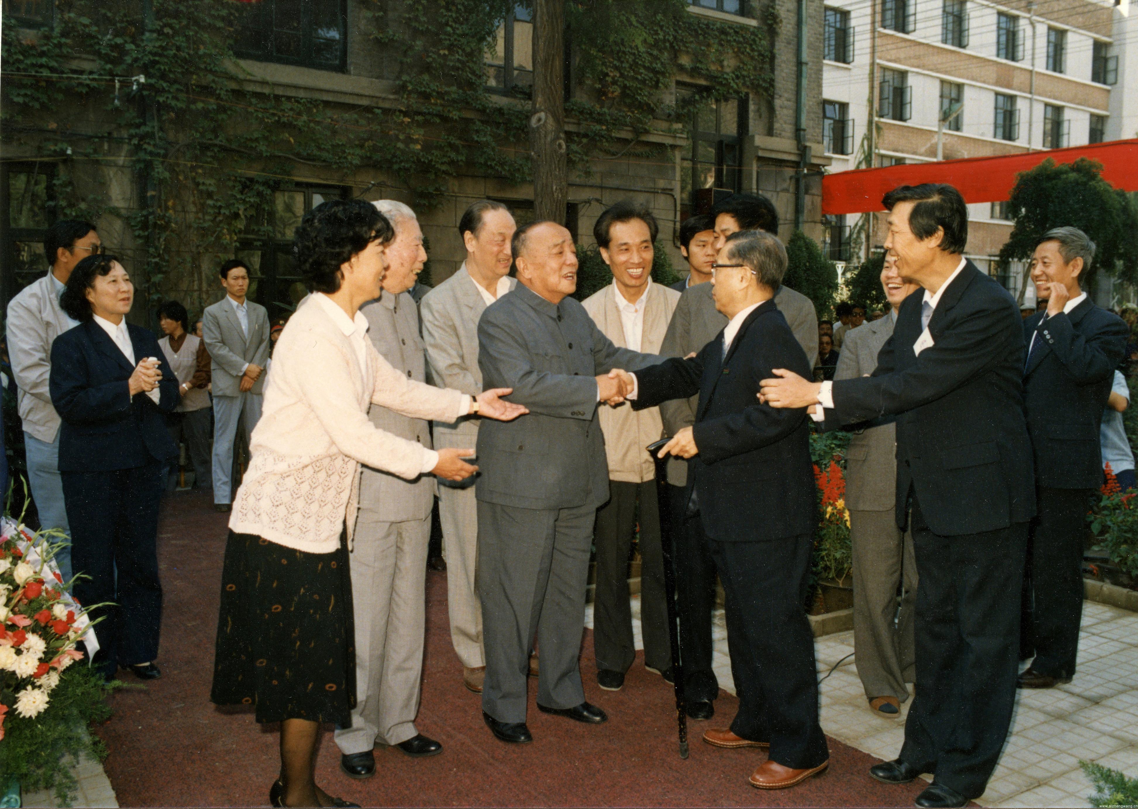 1988年，国家主席杨尚昆出席欧阳予倩铜像揭幕式，并与名誉院长曹禺握手