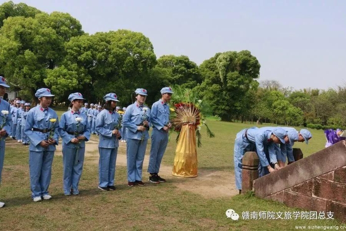 10-学生们献花祭奠革命英烈（1）_UUID11357