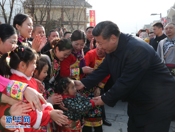 2018年2月12日上午，习近平在阿坝藏族羌族自治州汶川县映秀镇看望慰问群众。 新华社记者 鞠鹏 摄_UUID22345