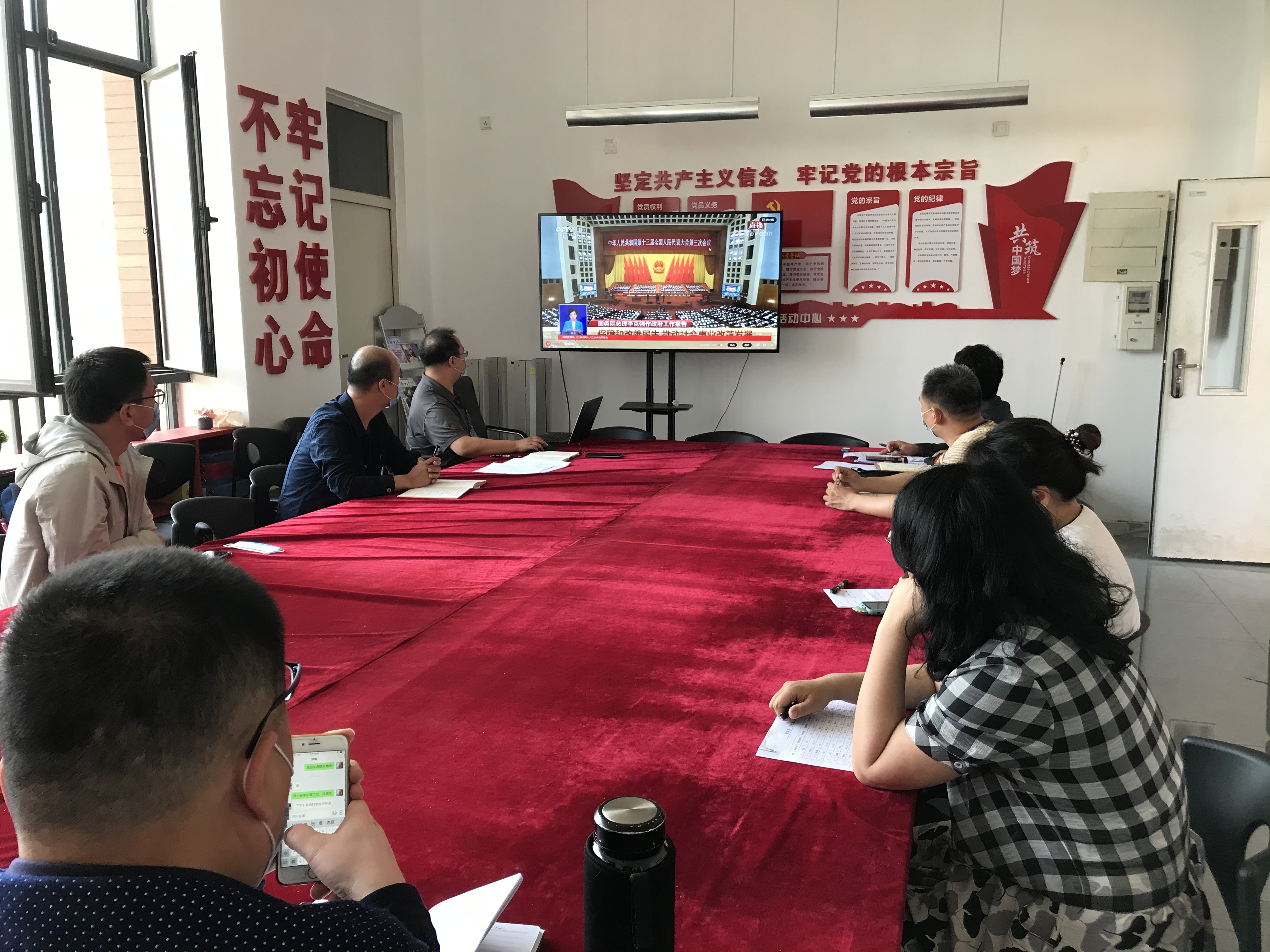 组织在校教师集中观看十三届全国人大三次会议开幕会.jpg