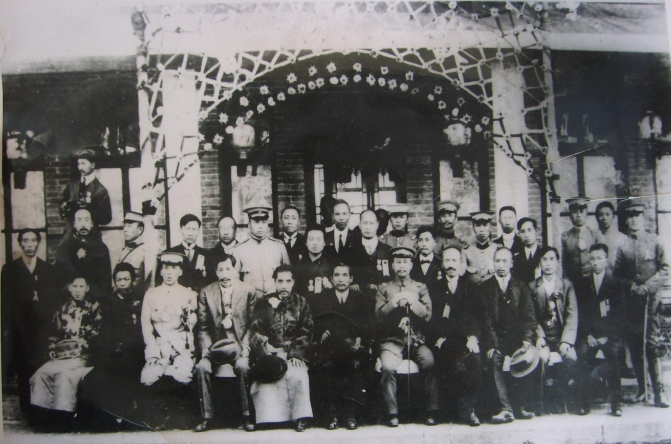 1912年，孙中山（前排中）与宋聘三（前排右四）等人合影.jpg