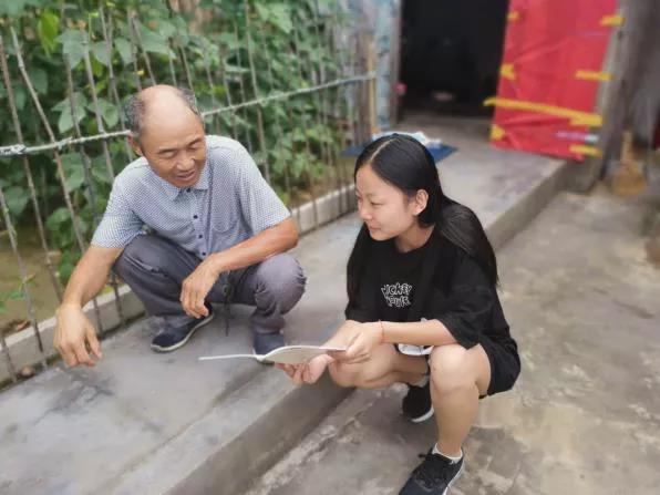 队员马小赛在安阳市内黄县毫城乡马次范村给当地村民宣讲两山论.jpg