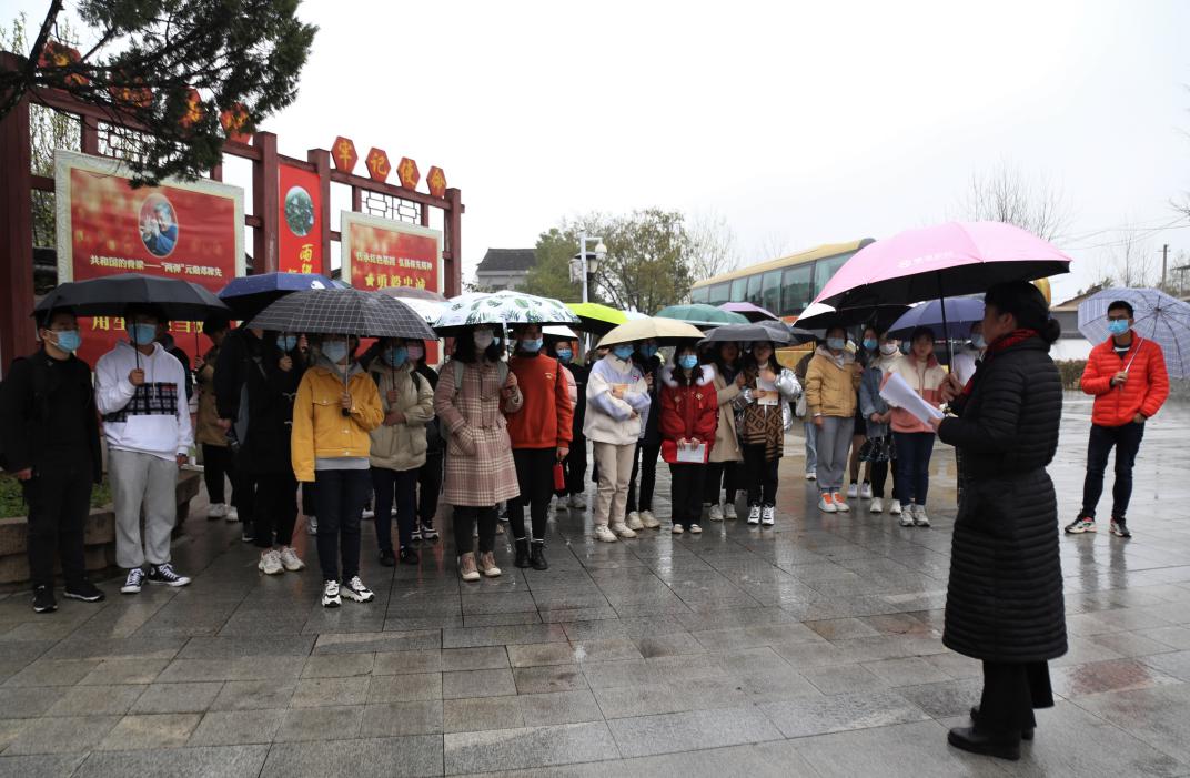 实景1：陈银凤为同学们介绍铁砚山房的历史与现状.jpg