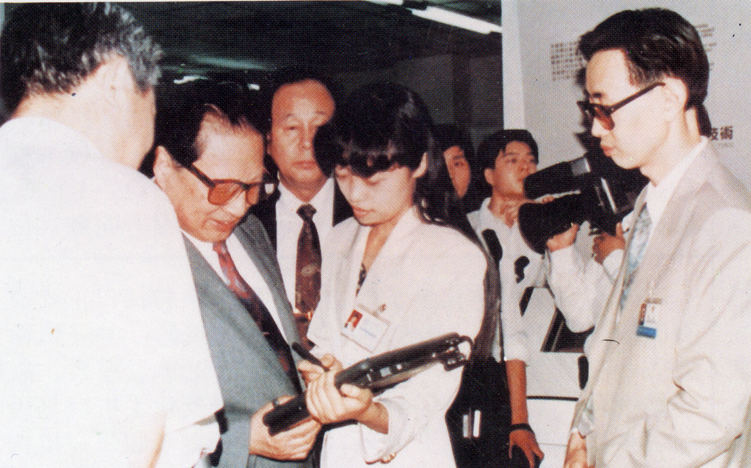 1996年，全国人大常委会委员长乔石参观我校科技产.jpg