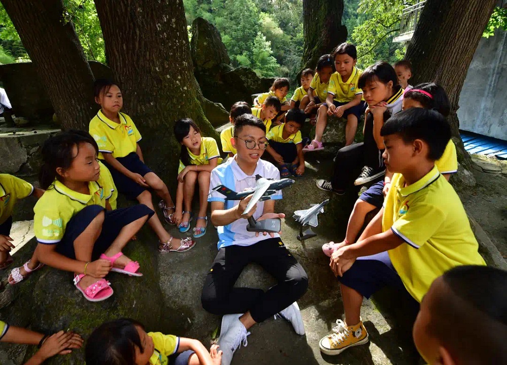 西工大研究生支教团成员为融水县中学生普及航空知识.jpg