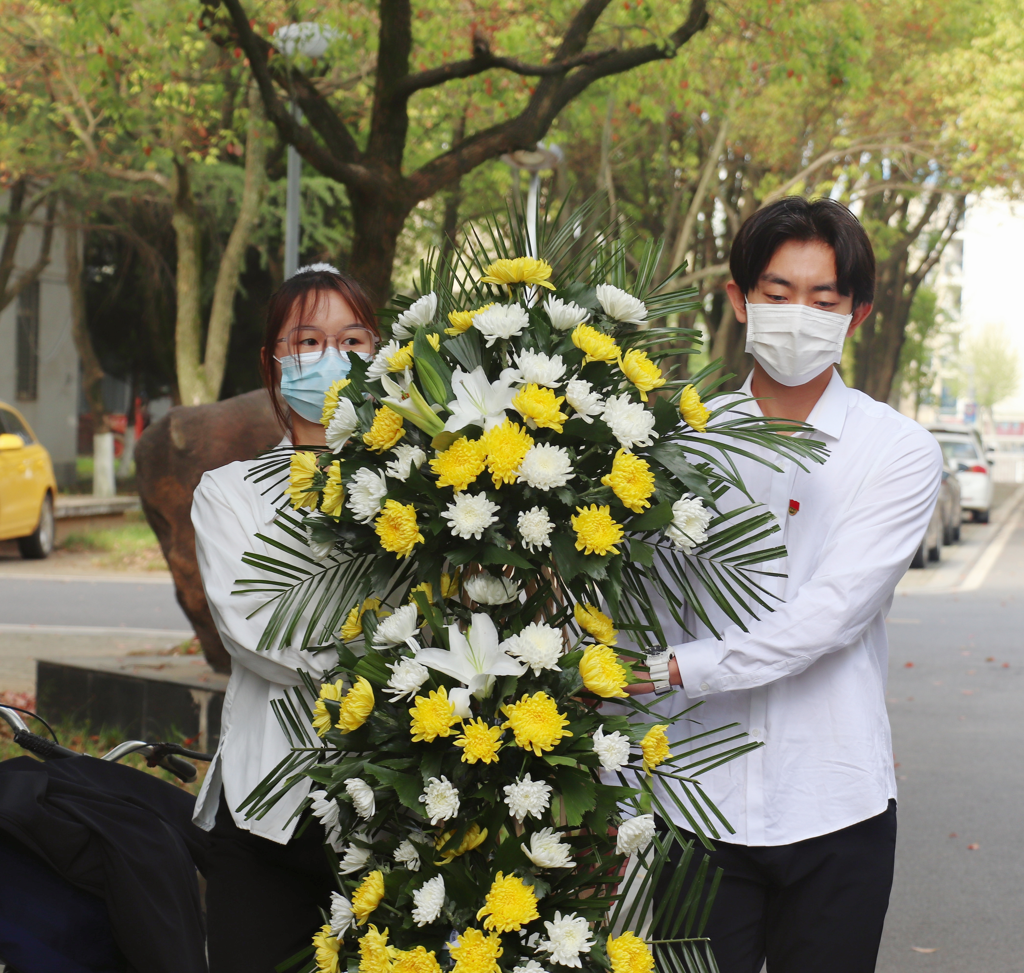 图5 学生代表向张国旗雕像敬献花篮.jpg