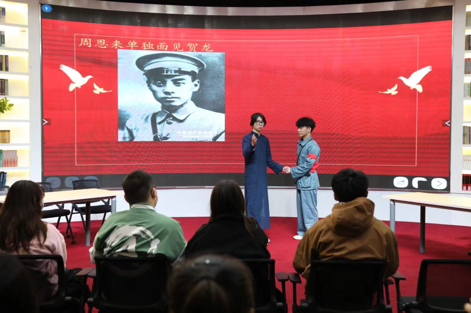 图三为同学表演.jpg