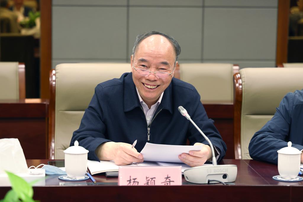 江苏省历史学会副会长兼秘书长杨颖奇发言.jpg