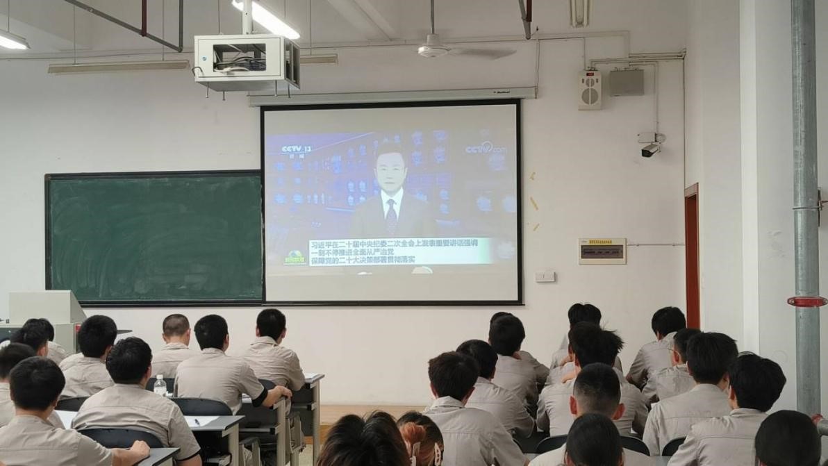 全体人员观看数学习视频.jpg