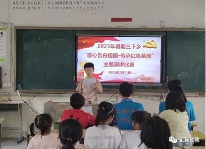 小小主持人主持演讲比赛，志愿者担当评委.jpg