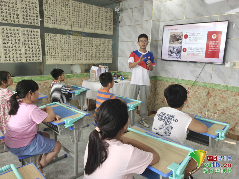 ﻿图为实践队员宋名卓在漯河市郾城区宣讲红旗渠精神。 中国青年网通讯员 郭守伟摄.jpg